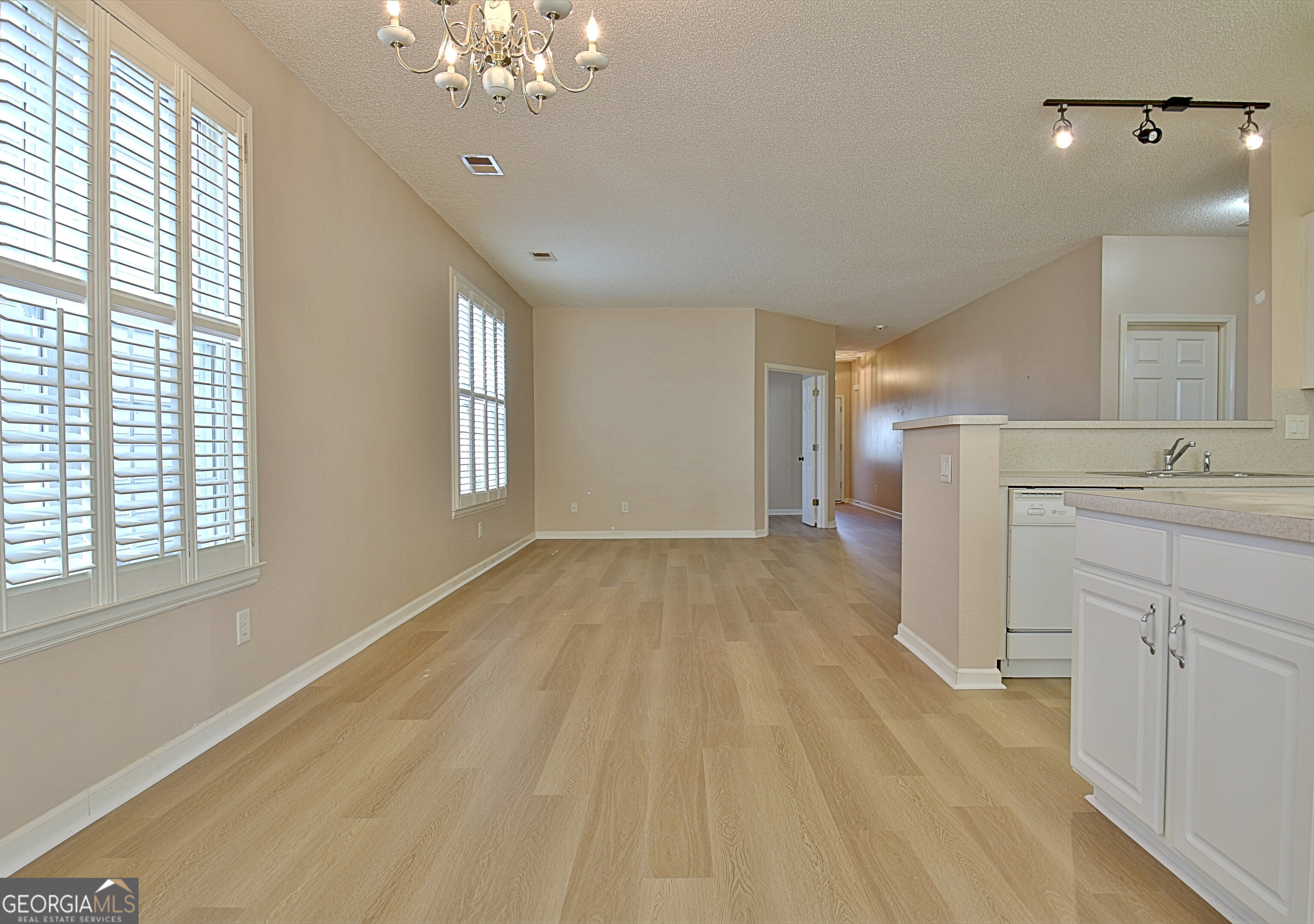 Newnan, Georgia 30265, United States, 2 Bedrooms Bedrooms, ,2 BathroomsBathrooms,Residential,Pending,38134