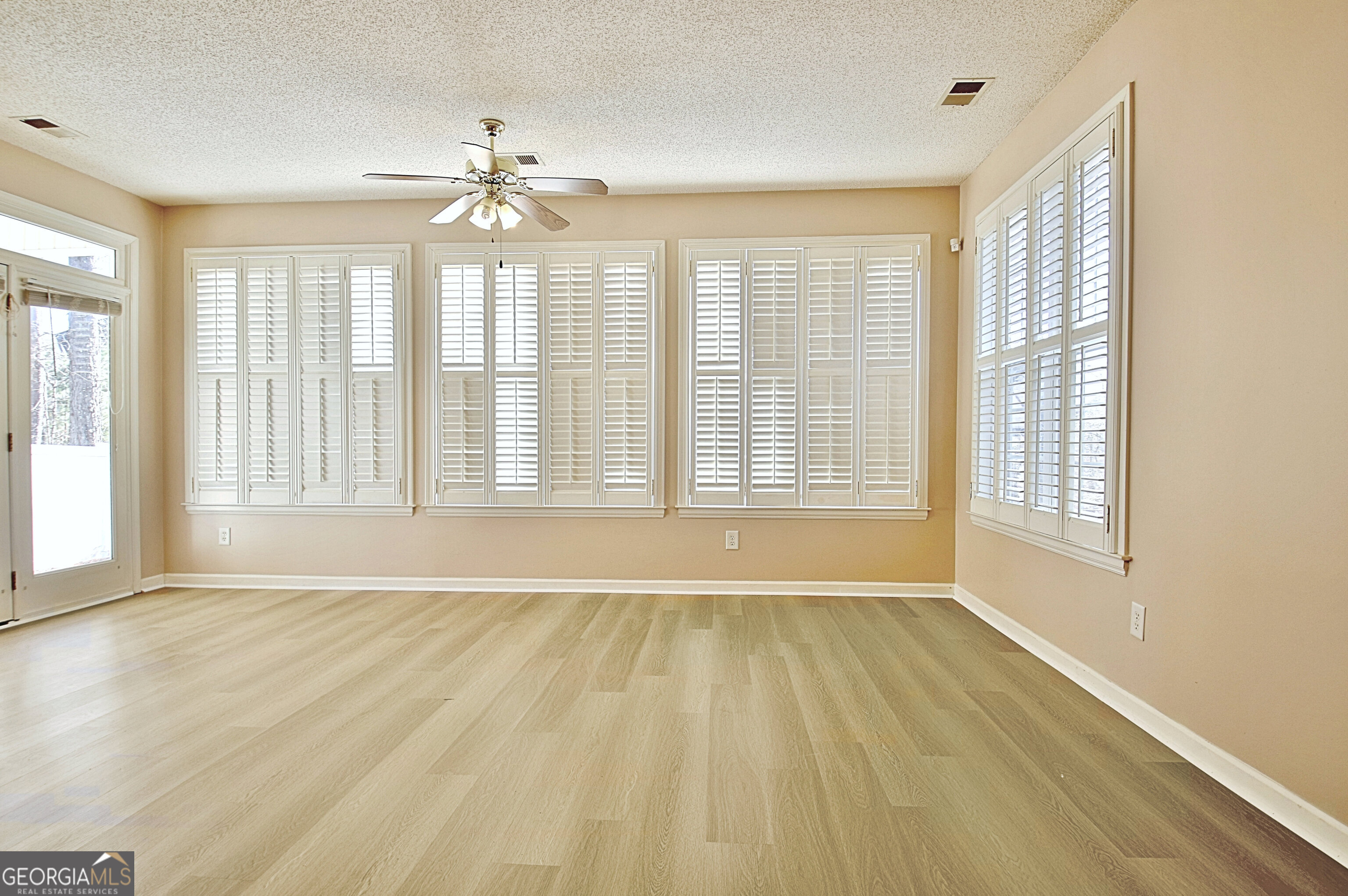 Newnan, Georgia 30265, United States, 2 Bedrooms Bedrooms, ,2 BathroomsBathrooms,Residential,Pending,38134