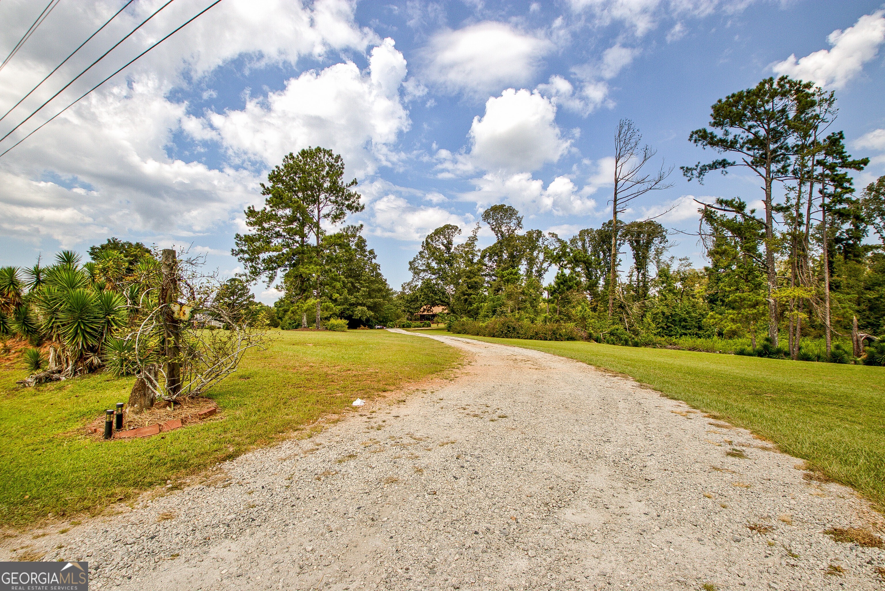 1881 E McIntosh RD