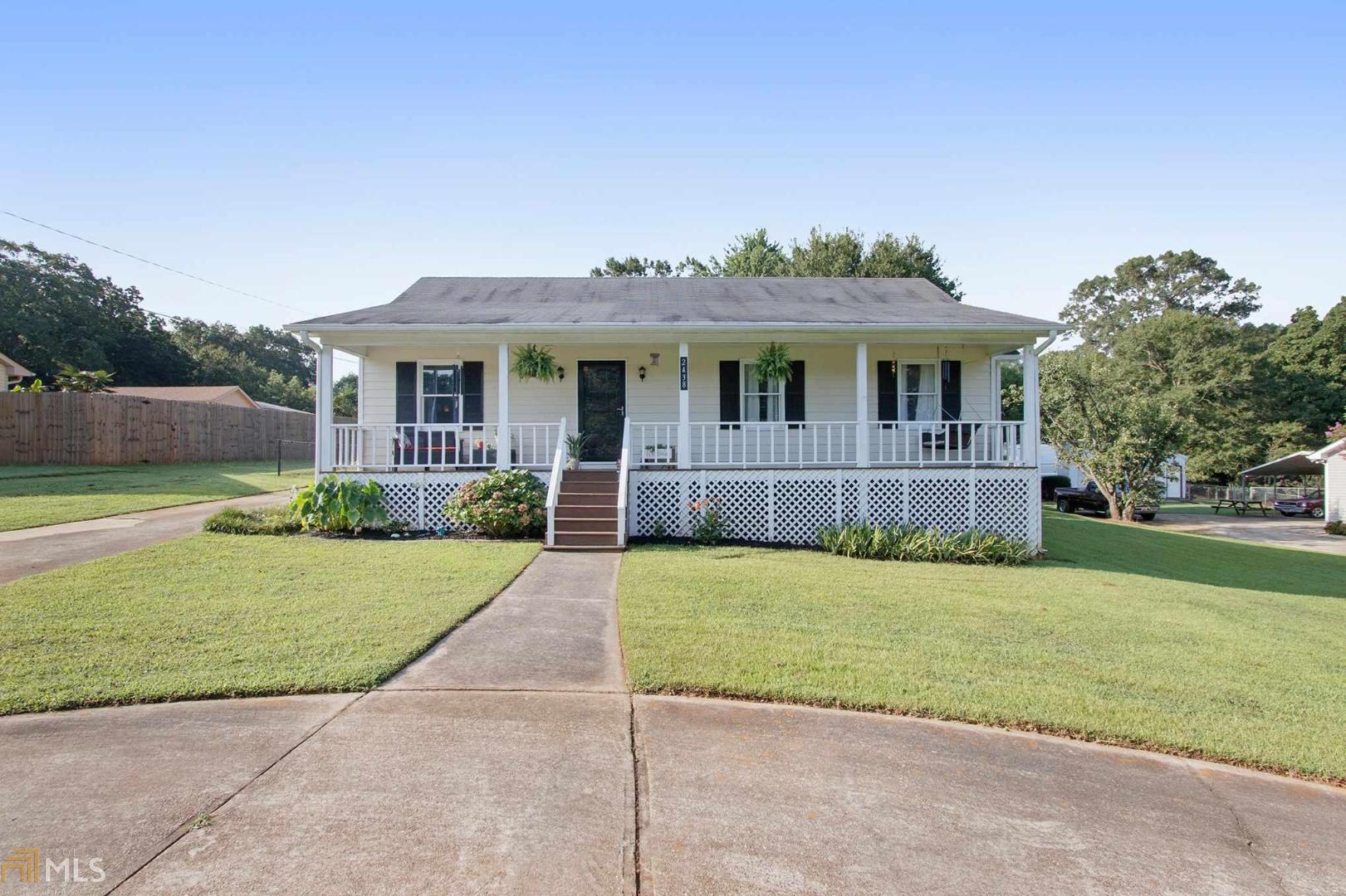 PERFECT 3BR/2BA, 1,352 SQFT RANCH STYLE STARTER HOME ON 1AC LOT IN GRIFFIN! ROCKING CHAIR FRONT PORCH. FOYER ENTRANCE. OVER-SIZE LIVING ROOM W/VAULTED CEILING & CHAIR RAILING. SEPARATE DINING AREA. OPEN, EAT-IN, COUNTRY KITCHEN W/SOLID WOOD "FARMHOUSE" CABINETS, STAINLESS STEEL APPLIANCES, & PANTRY. LAUNDRY/MUD ROOM. MASTER ON MAIN W/TRAY CEILING & WALK-IN CLOSET. MASTER BATH W/LARGE VANITY, LINEN CLOSET, SEPARATE SOAKING TUB & SHOWER. SPLIT BEDROOM PLAN W/2-ADDITIONAL BEDROOMS ON MAIN W/FULL HALL BATH. PRIVATE, COMPLETELY FENCED BACKYARD W/LARGE "PARTY" DECK, PARKING PAD/RV STORAGE & BARN. CALL AGENT FOR A PRIVATE OR VIRTUAL TOUR TODAY!