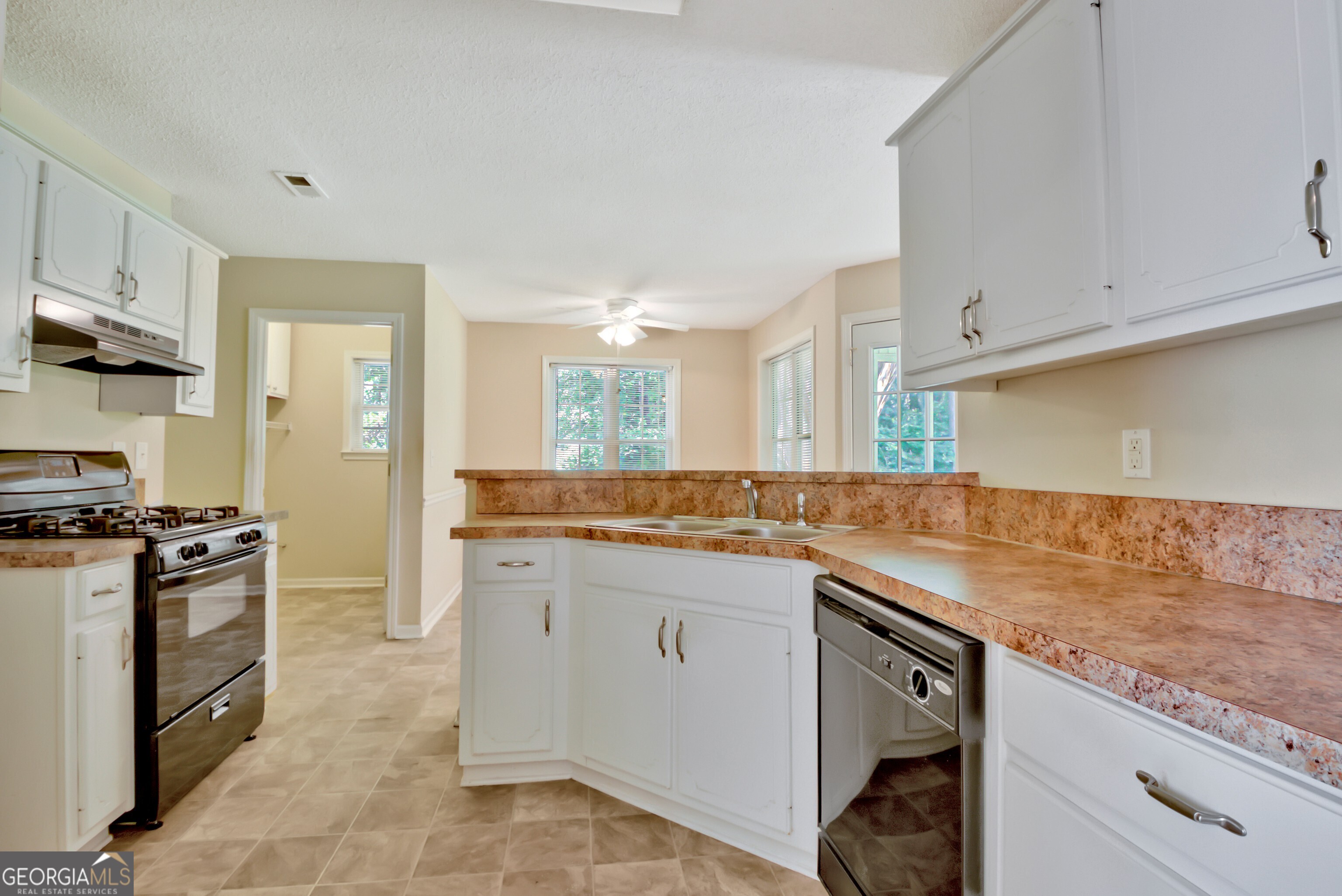 Newnan, Georgia 30263, United States, 3 Bedrooms Bedrooms, ,2 BathroomsBathrooms,Residential,Active,184105