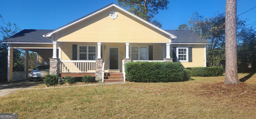 Beautiful 3/2 Single family home in a nice quiet & peaceful neighborhood.  Listing agent is the owner of the property.