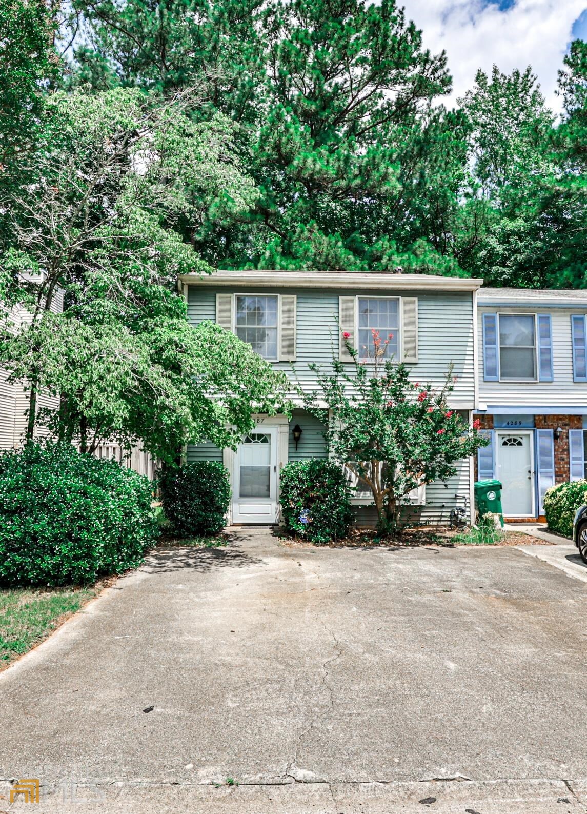 FEE SIMPLE END UNIT TOWNHOME in Tucker is ready for your renovations. $45/month for pool privileges! No rental restrictions. The secondary bedroom is extra large and could easily be split into 2 bedrooms - it already has 2 closets. Just one block to Main Street Tucker with awesome restaurants, breweries, shops, post office, cleaners...1/2 mile to Kelley Cofer Park and Tucker Nature Preserve. Easy access to shopping, expressways, schools, and parks. Sold as-is.
