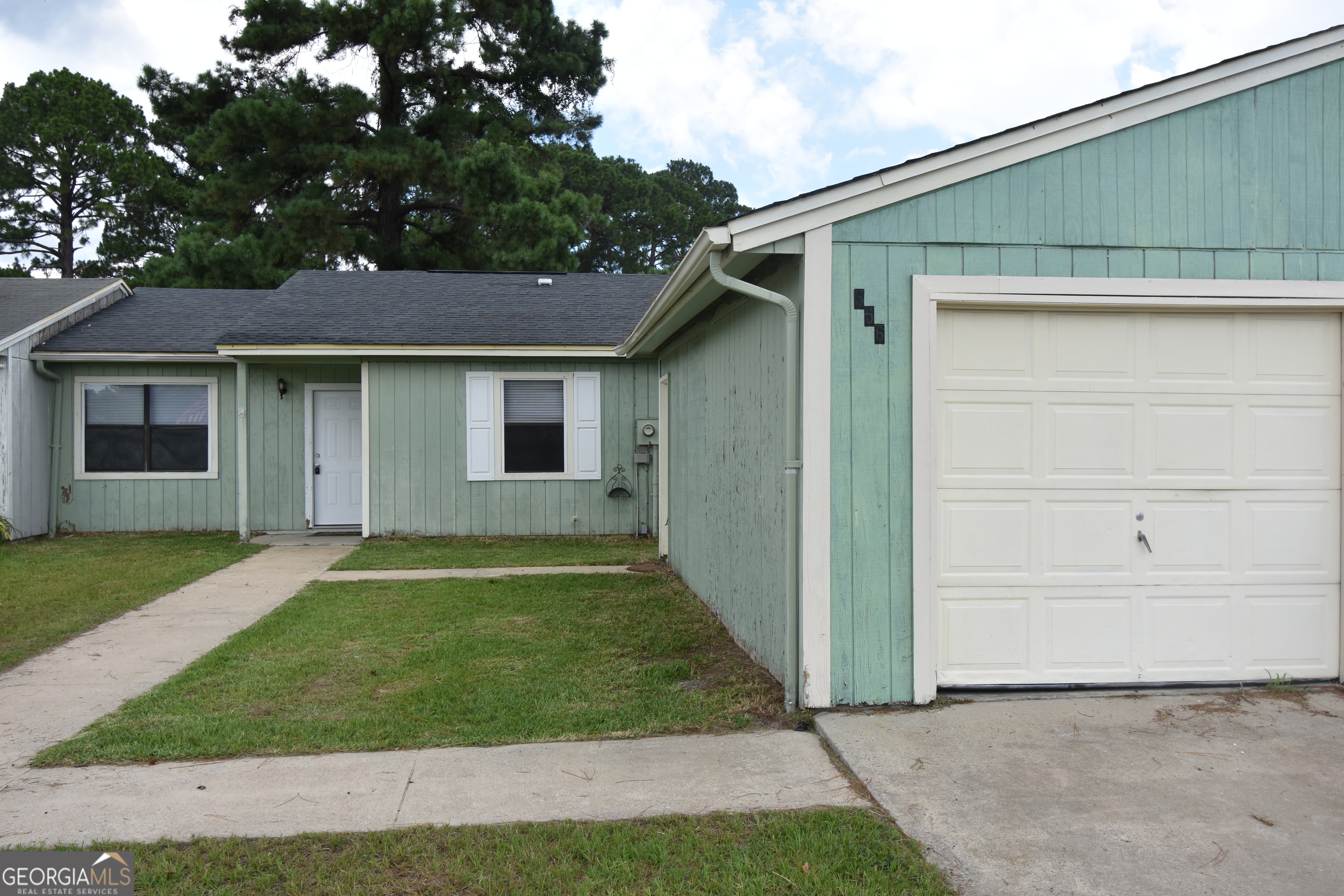 Patio home with nice simple layout of 3 bedrooms and 2 baths located right across the street from the community pool. It is the perfect starter home or rental . Brand new appliances just installed and flooring is tiled through ought for easy maintenance. Detached one car garage is included. Subdivision is across the street from St Marys Middle School. Minutes to shopping, historic downtown St Marys, and Kings Bay Submarine Base.