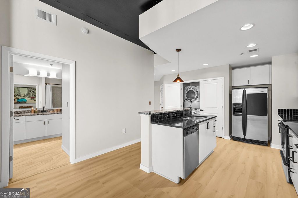 Photo of 250 Pharr Road NE #APT 1702, Atlanta, GA 30305 (MLS # 10737520)