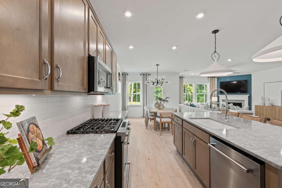 906 Hillwood CIR