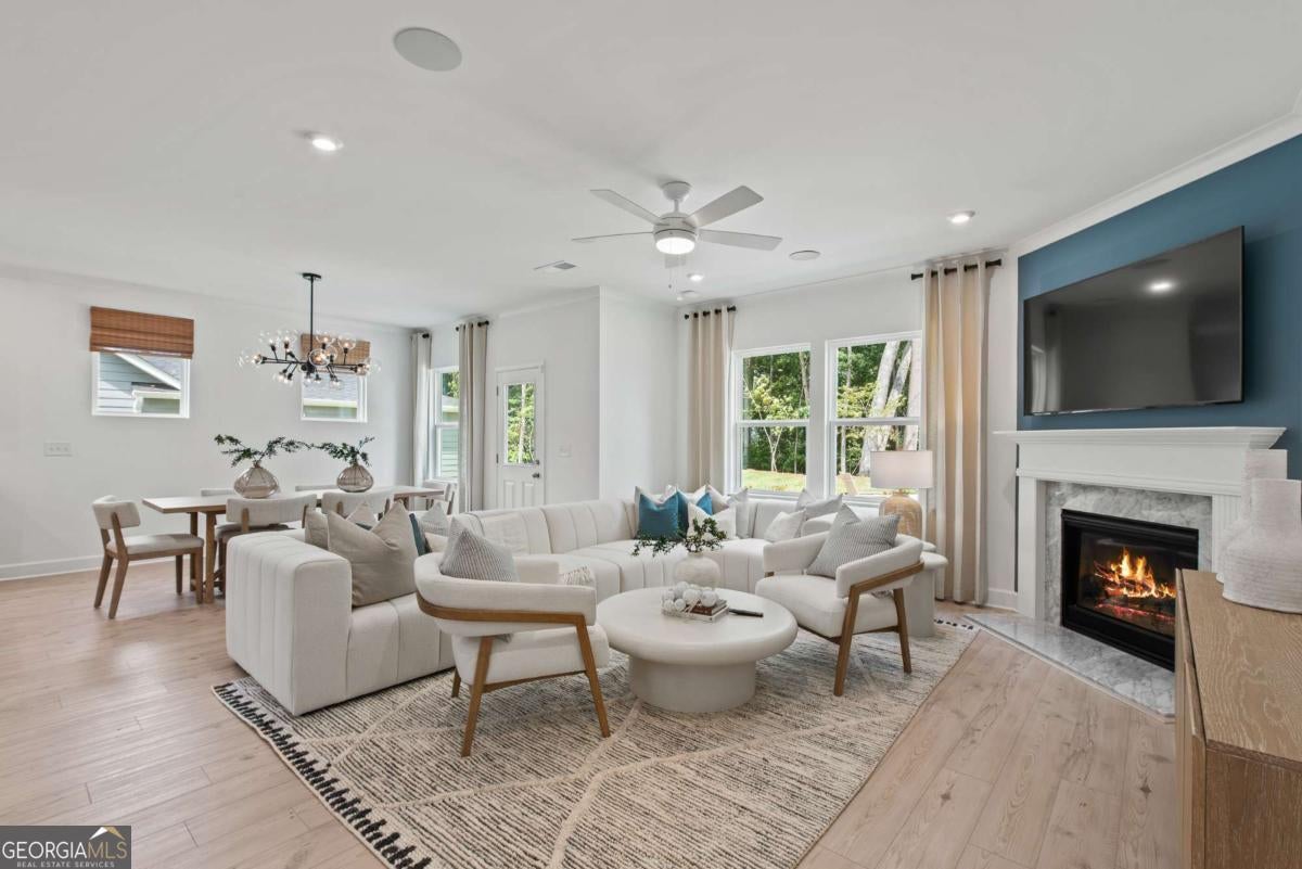 906 Hillwood CIR