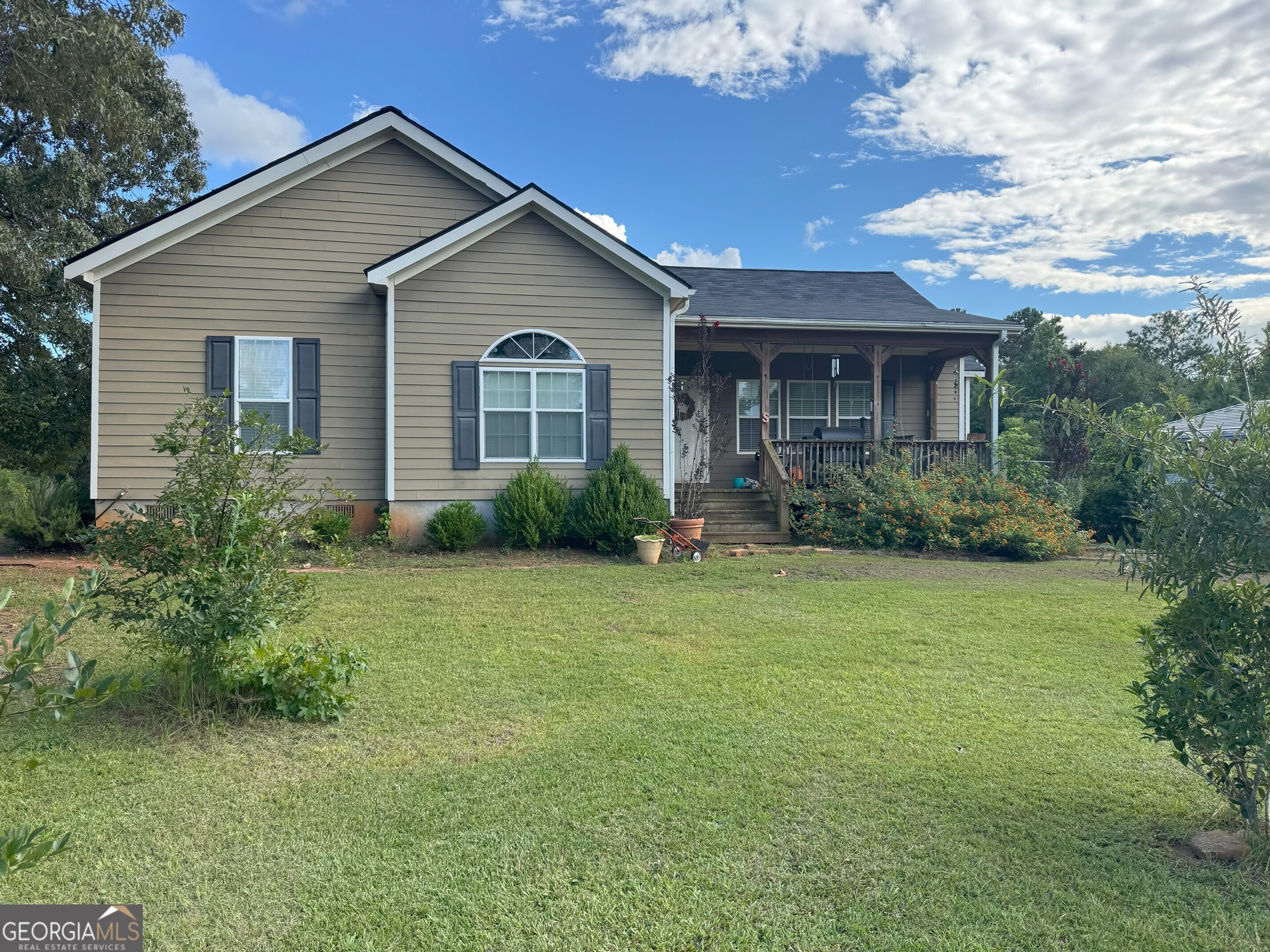 Very Private! Cute 3 bedroom 2 bath home situated on over 19 acres. Perfect retreat for country living and plenty of room for children of all ages to roam, ride 4 wheelers or enjoy outdoor living. Inviting front porch, covered area for boat storage or parking for cars. Large family room, nice kitchen with eat in area, 3 bedrooms, one bedroom with bunk beds included. Large master and separate master bath with separate shower. Backyard has fenced area for pets. New roof replaced June 2025. Perfect get away and ideal country living!