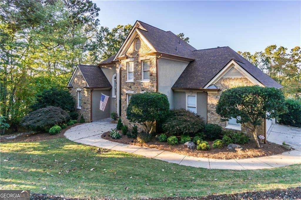 Photo of 2819 Point Overlook, Gainesville, GA 30501 (MLS # 10656134)