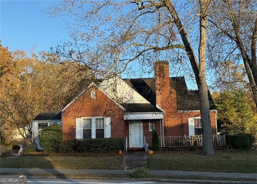 This 4-sided Brick English Cottage on the prettiest street in Downtown Dallas could be yours. 3 Br plus bonus, 2ba, formal dining, Hardwood floors, sunroom, very large screened-in back deck, privacy fenced backyard on corner lot.