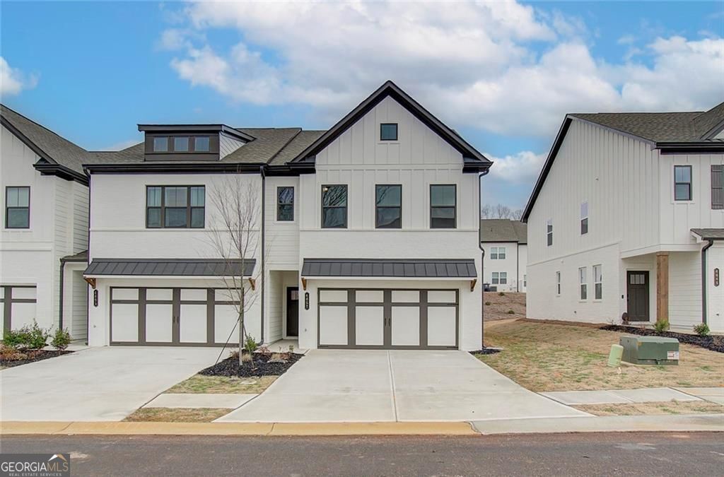 Like New End Unit Townhome: 3 Bedrooms, 2.5 Bath with Loft Up, 2 car private garage. Foyer leads to main living space: great room that opens to kitchen and dining area. Kitchen has center work island with bar stool seating. Mud room from garage to kitchen. 3 bedrooms, 2 full baths & laundry room. Private Backyard. Available immediately