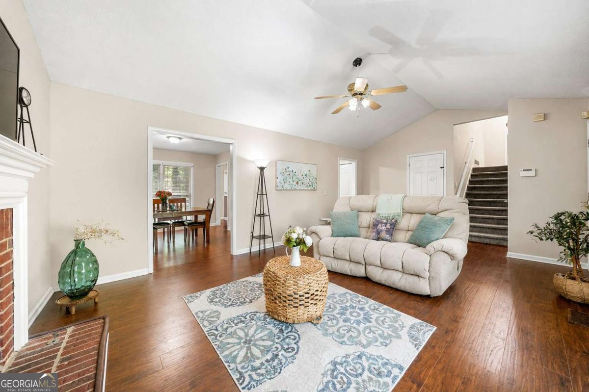 3513 Robin LN