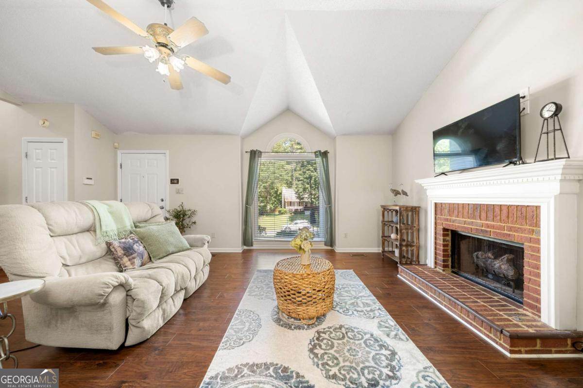 3513 Robin LN