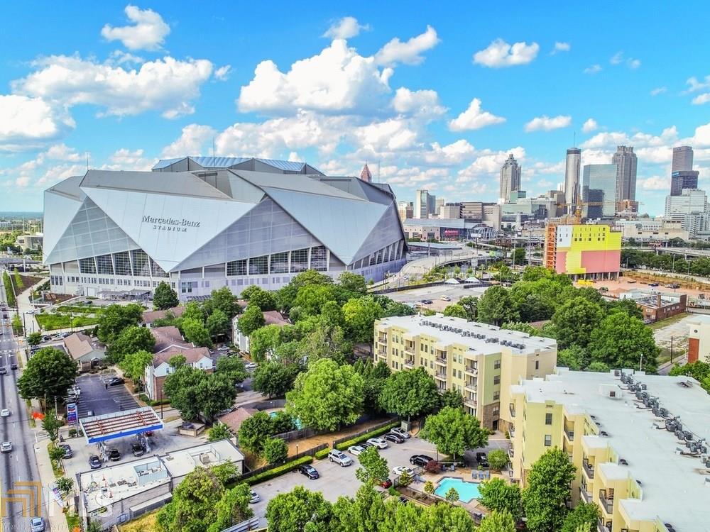 Nestled in Atlanta's Castleberry Hill neighborhood a stones throw away from Mercedes Benz Stadium, this substantial 1BR/1BA + den offers not only offers fresh paint throughout, walk-in closets, brand-new washer/dryer and all kitchen appliances, it also offers lifestyle of discovery of all that the city offers. From strolling to the No Mas Cantina, running with your pup on the Beltline, walking to Atlanta United/Falcons/Hawks game or scooting to dinner at Paschal's. With easy access to I-75/85 and the Airport, this locale is ideal for seamlessly traveling throughout ATL.
