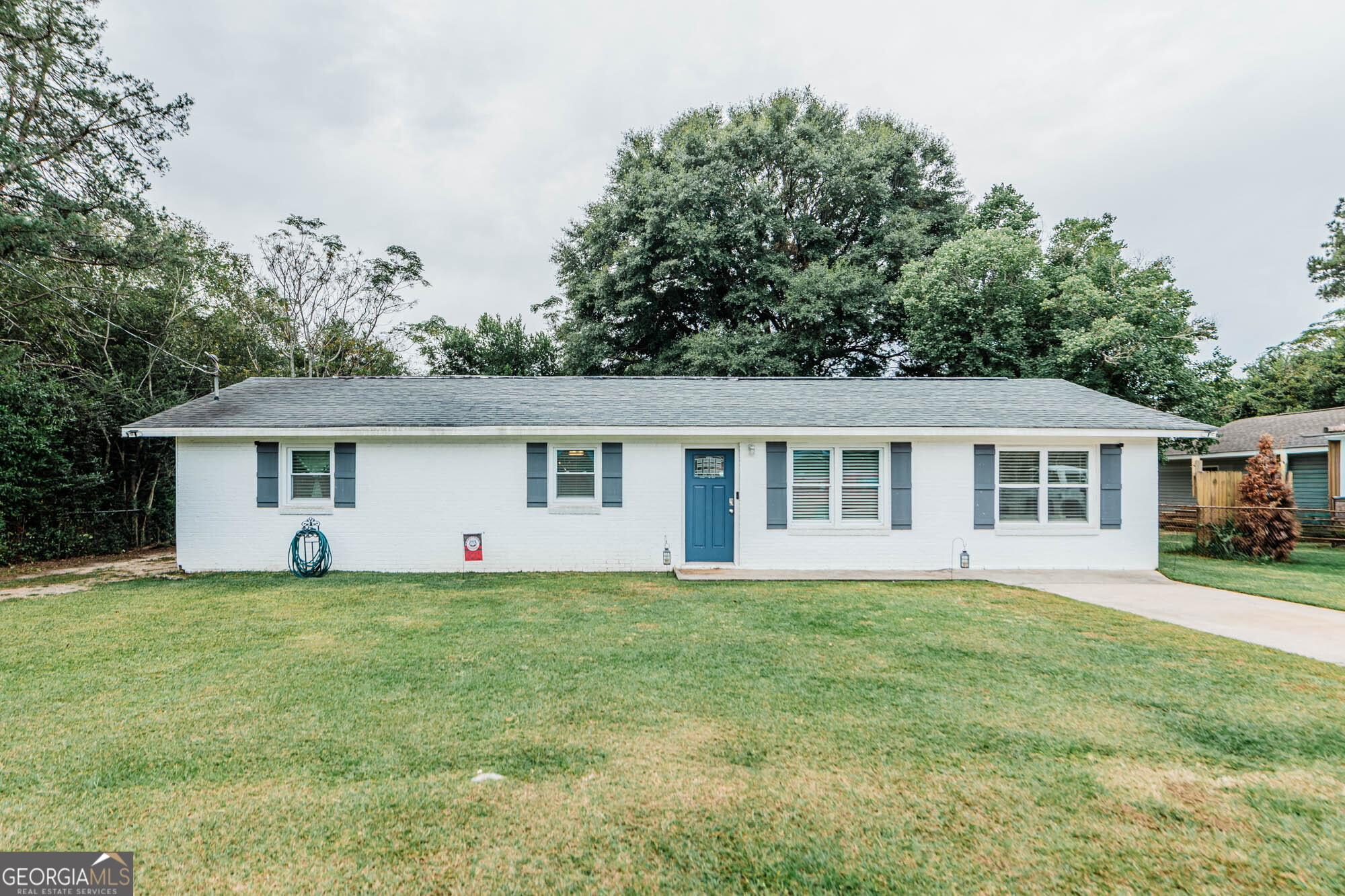 Don't miss your opportunity to see this beautiful, cozy, well maintained home right in the heart of Warner Robins! This home features 3 bedrooms and 2 bathrooms with modern finishes throughout thanks to a recent remodel. With a secondary bonus area off the main living room, this spacious room can be utilized as an office area, multimedia room, or even a play room for the kids. You won't want to miss the shop out back either that's almost as long as the house itself! Located just 10 minutes from I-75 and Robins Air Force Base, this centrally located home is conveniently located to just about any destination in town. Call or text today for an appointment for your private showing!