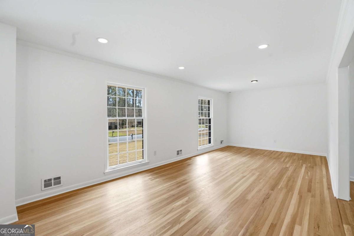 2616 Hawthorne DR NE