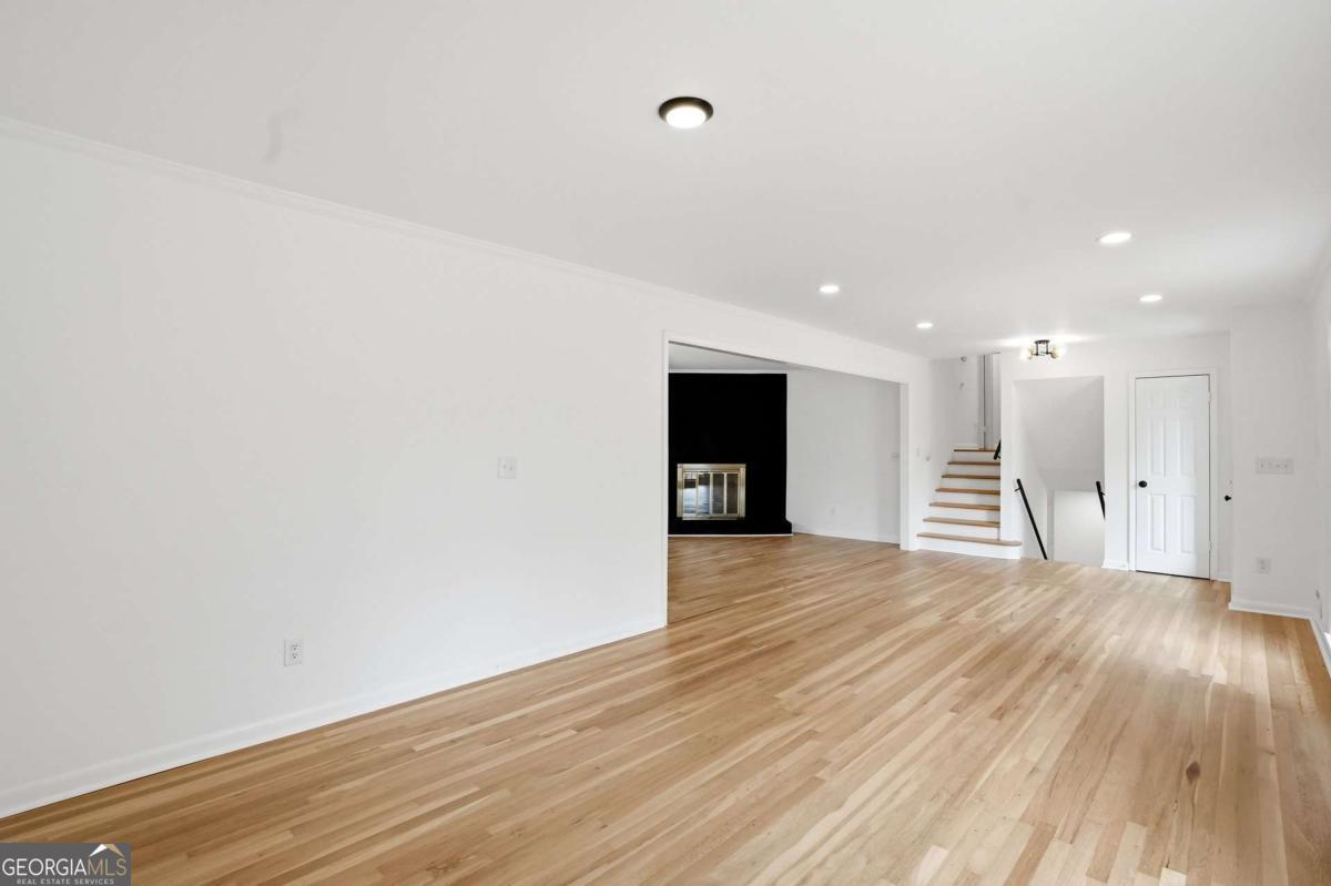 2616 Hawthorne DR NE