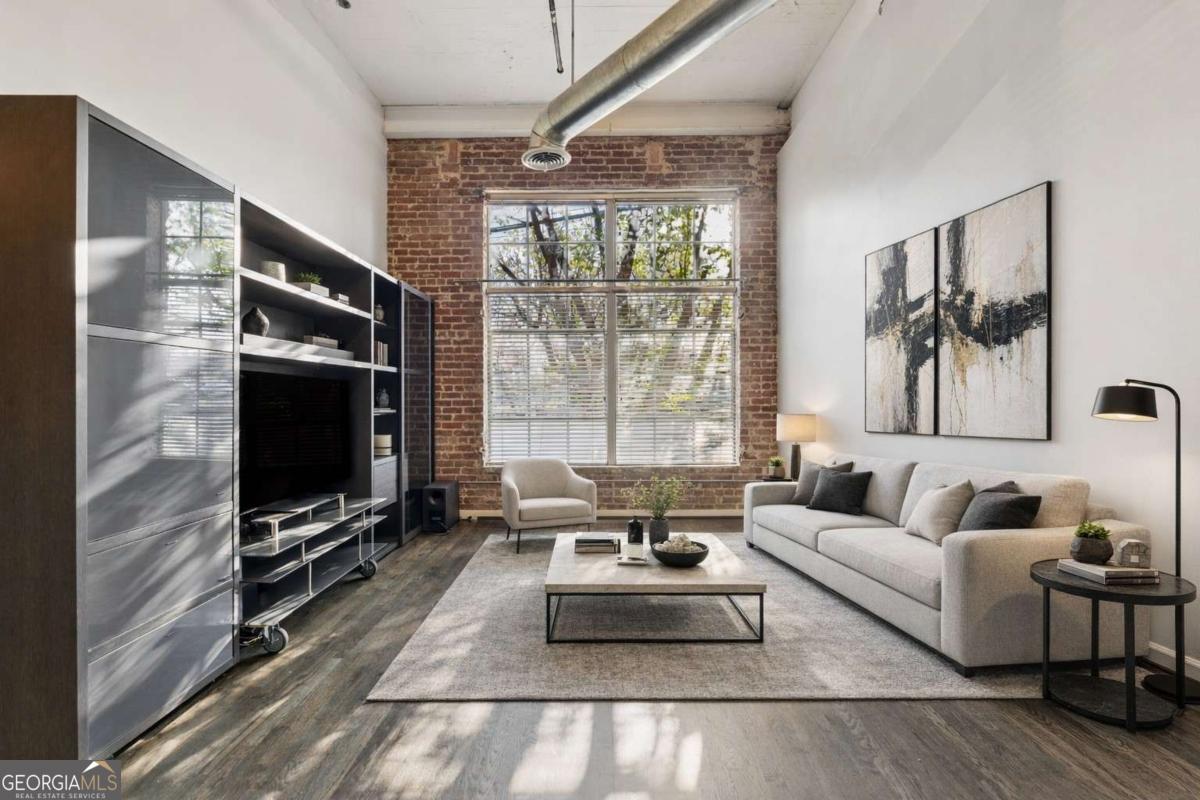 320 Martin Luther King Jr DR 6