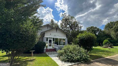 A home in Fort Valley