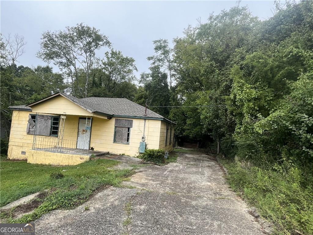 Excellent Investment Opportunity in Macon Georgia with this 1,312 sqft 3 Bedroom 1 Bathroom House. This property is in need of TLC and repairs to have its potential fully realized. The Shingle Roof has been replaced within the last 2 years. This house is close to both I-16 and I-75 and minutes from downtown Macon and Mercer University.