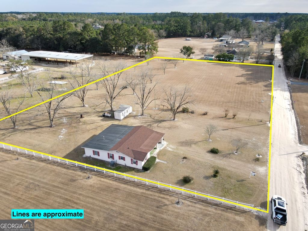 Photo of 428 Driggers Ln, Waycross, GA 31503 (MLS # 10691414)