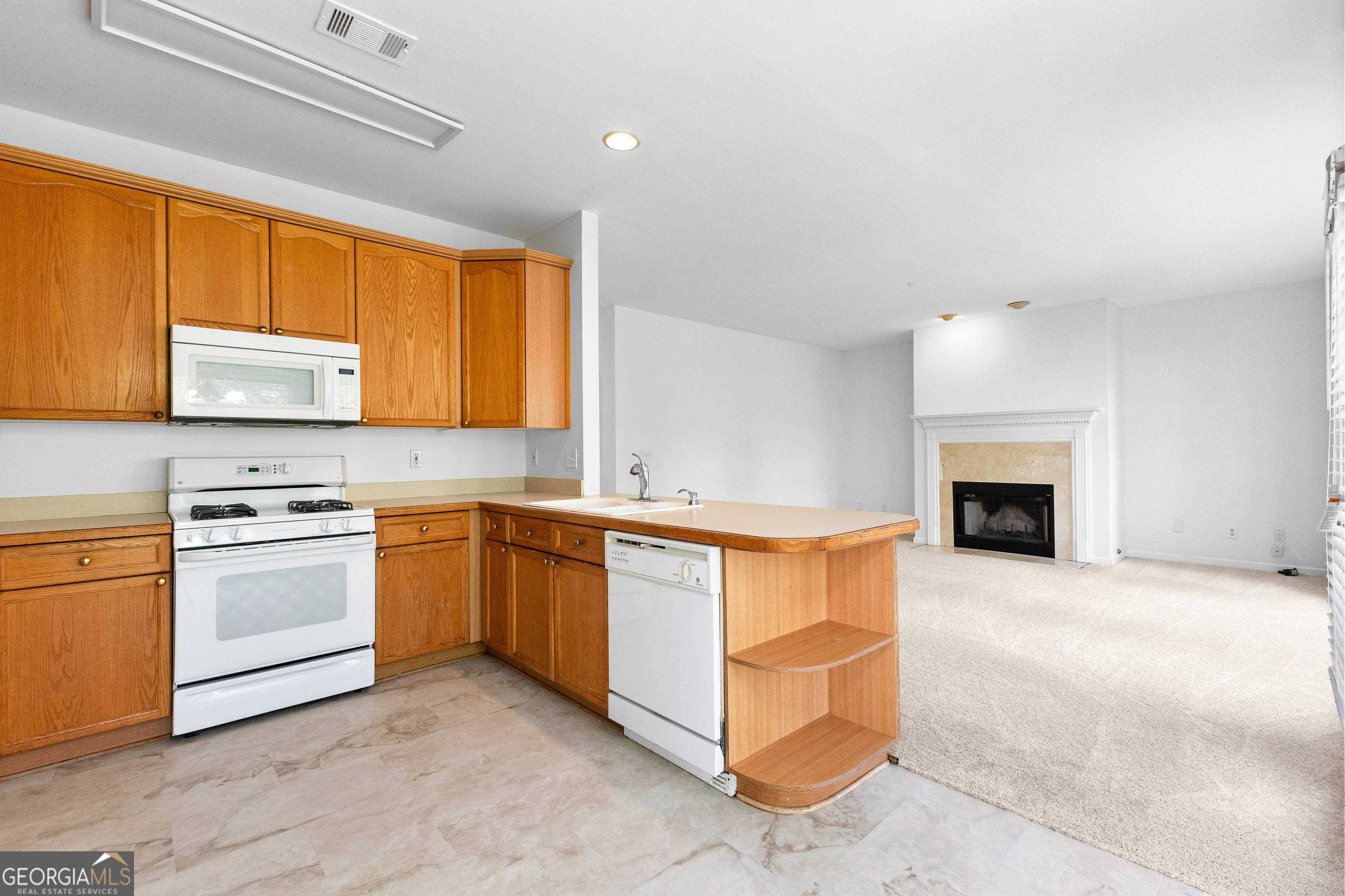 Fayetteville, Georgia 30214, United States, 4 Bedrooms Bedrooms, ,3 BathroomsBathrooms,Residential,Pending,44472