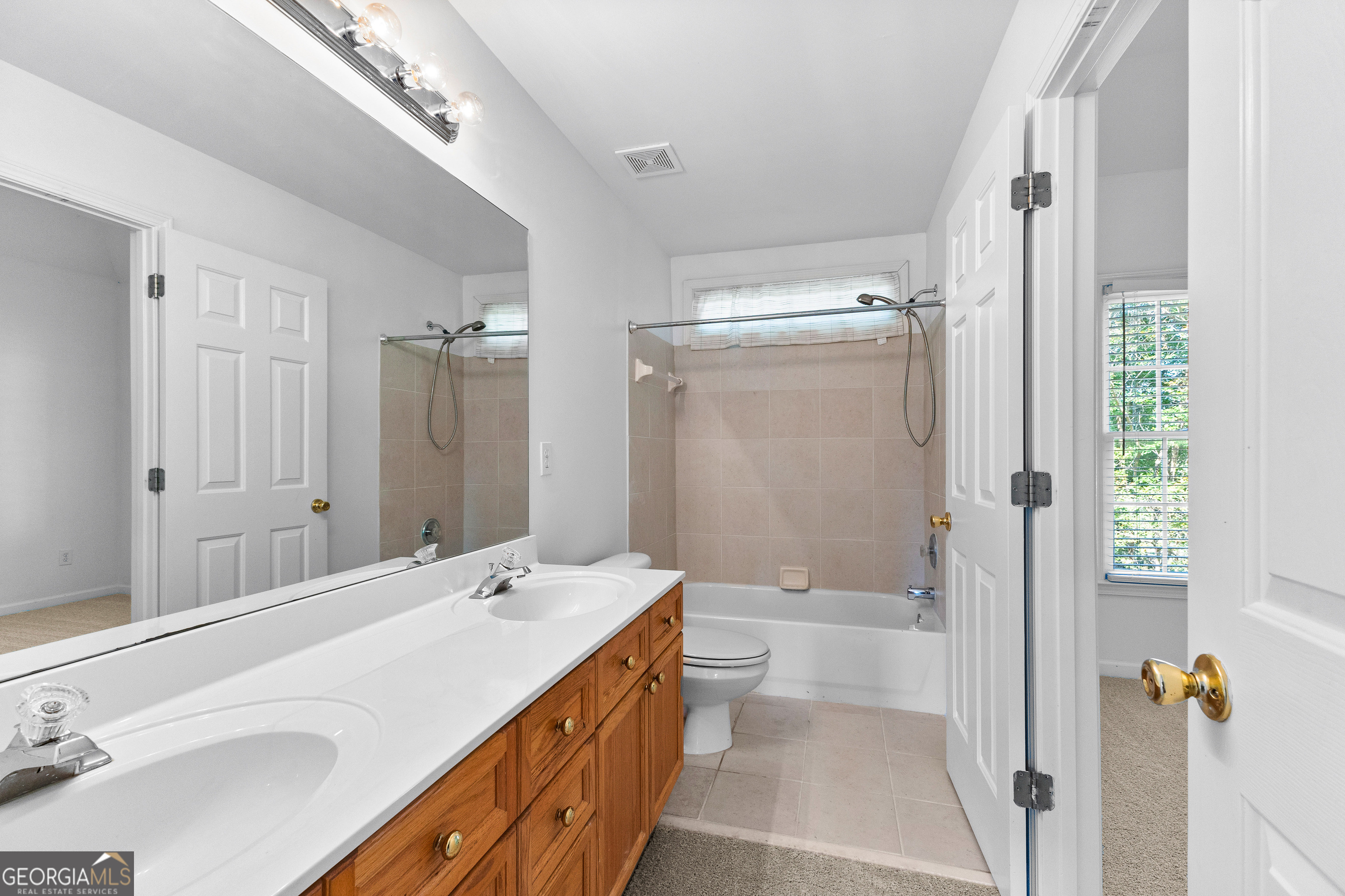 Fayetteville, Georgia 30214, United States, 4 Bedrooms Bedrooms, ,3 BathroomsBathrooms,Residential,Pending,44472