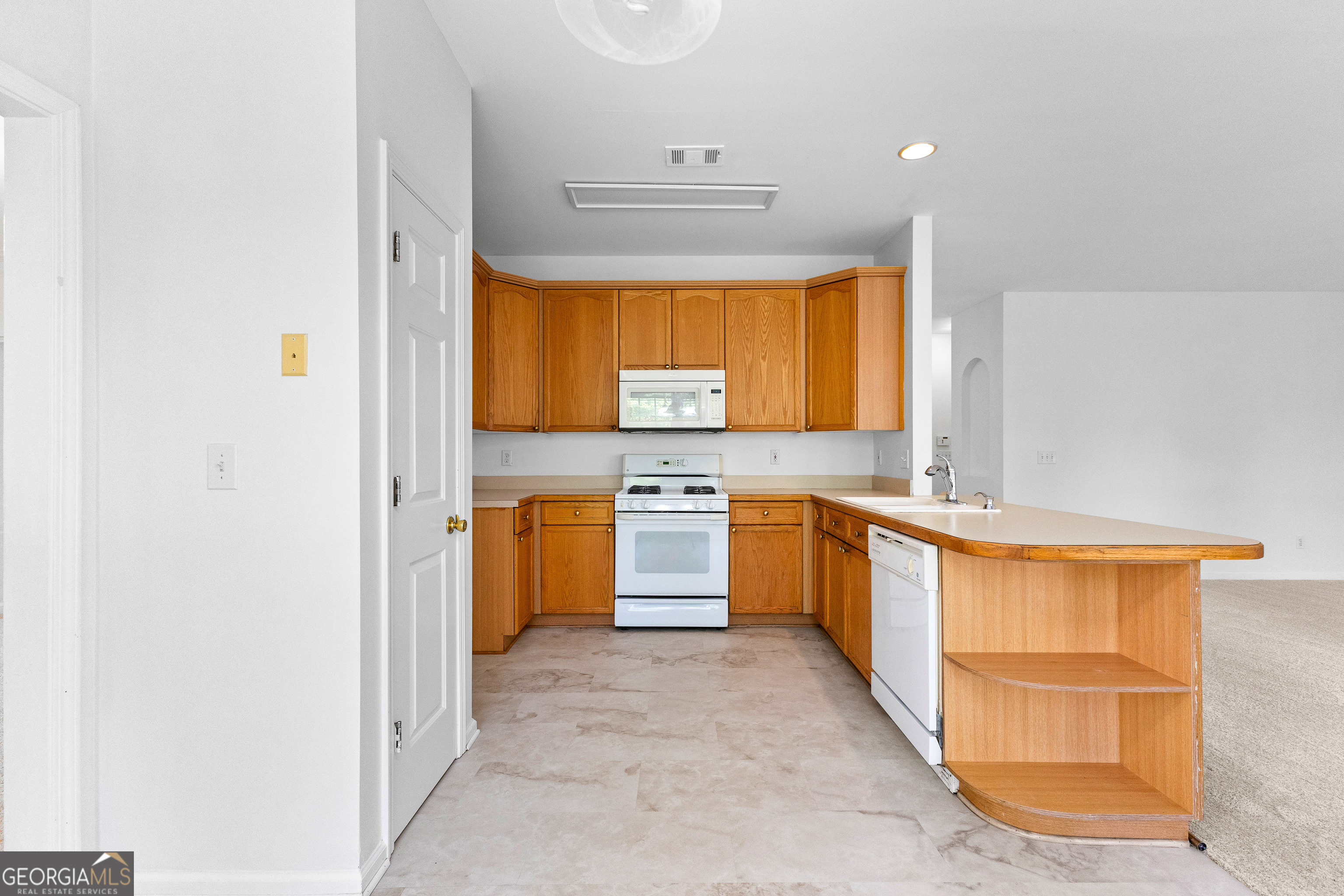 Fayetteville, Georgia 30214, United States, 4 Bedrooms Bedrooms, ,3 BathroomsBathrooms,Residential,Pending,44472