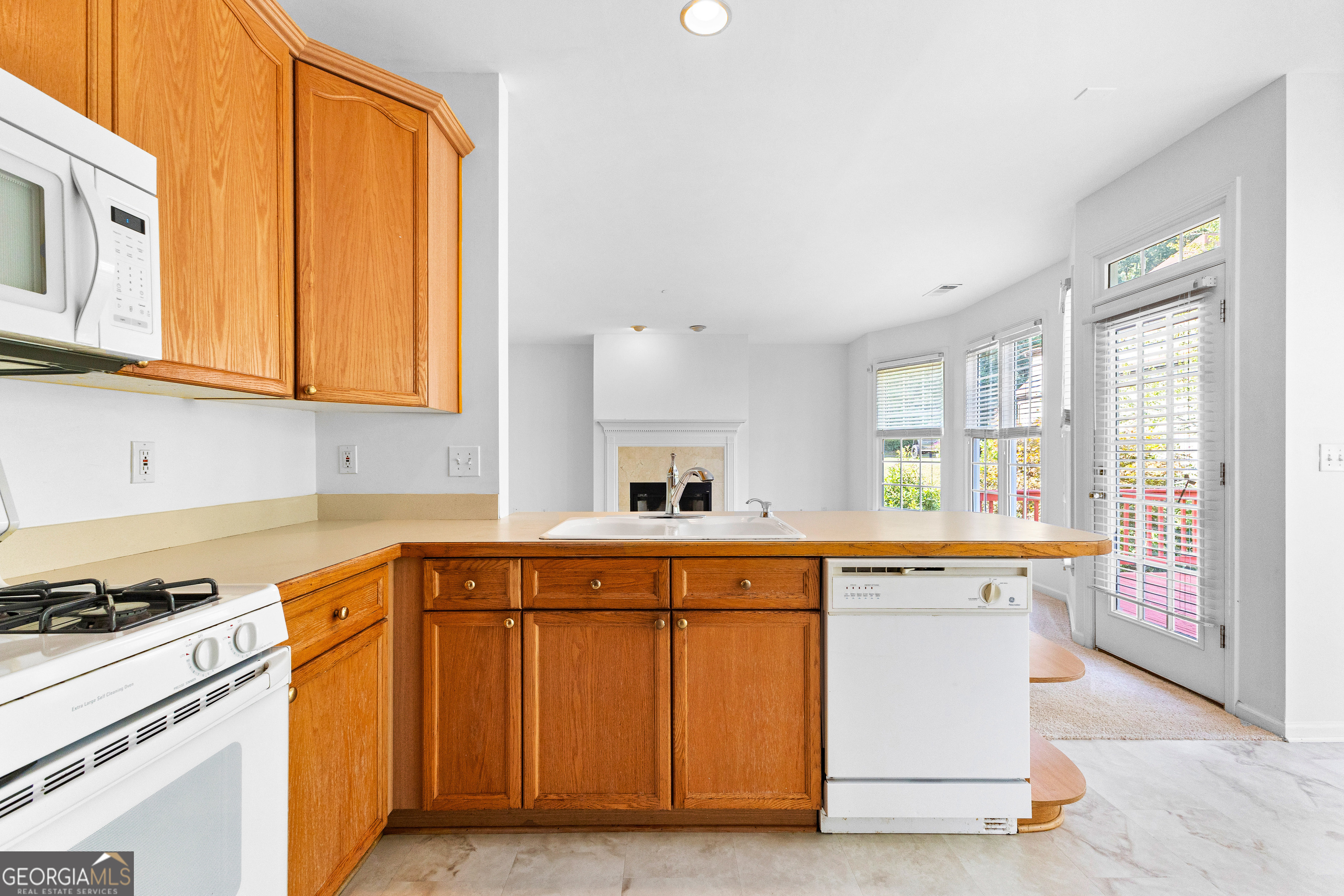 Fayetteville, Georgia 30214, United States, 4 Bedrooms Bedrooms, ,3 BathroomsBathrooms,Residential,Pending,44472