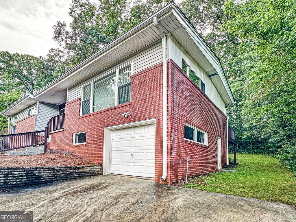 1097 Baker LN