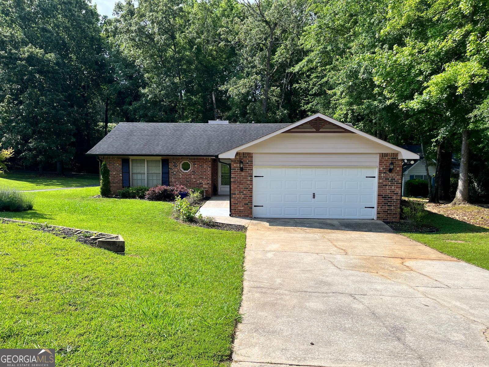 For Rent: Landlord is accepting small and medium pets, with a deposit fee. Beautiful 3BR/2BA Ranch in Peachtree City - Golf Cart Friendly! Discover this inviting 3-bedroom, 2-bath ranch-style home in a prime area of South Peachtree City. This well-cared-for property offers easy, one-level living in a peaceful neighborhood, zoned for some of the area's top-rated schools. Prime Location: Minutes from shopping, restaurants, and local parks Access to Peachtree City's extensive golf cart paths Ideal setting for enjoying an active, community-centered lifestyle Home Features: Generously sized bedrooms Two full bathrooms Open and airy living spaces with great natural light Clean, well-kept interior and exterior Convenient floor plan all on one level Available Now - Move-In Ready!