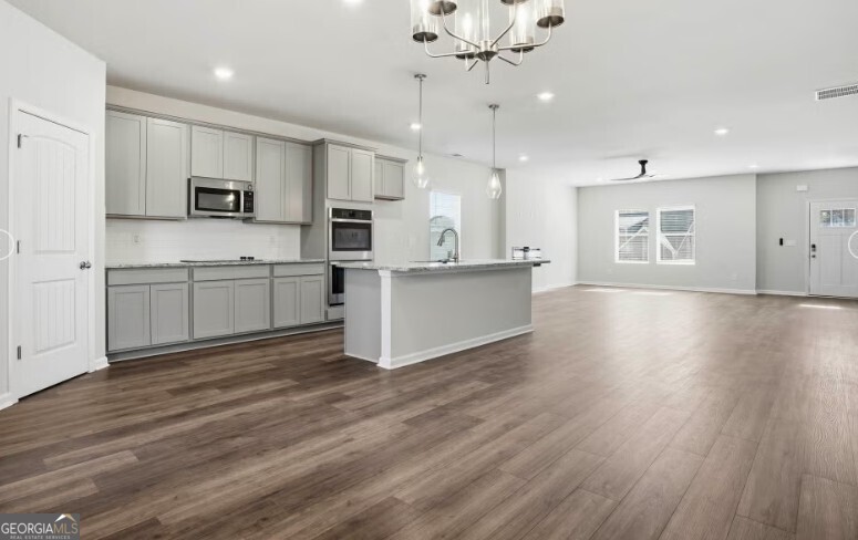 1555 Sungrown WAY