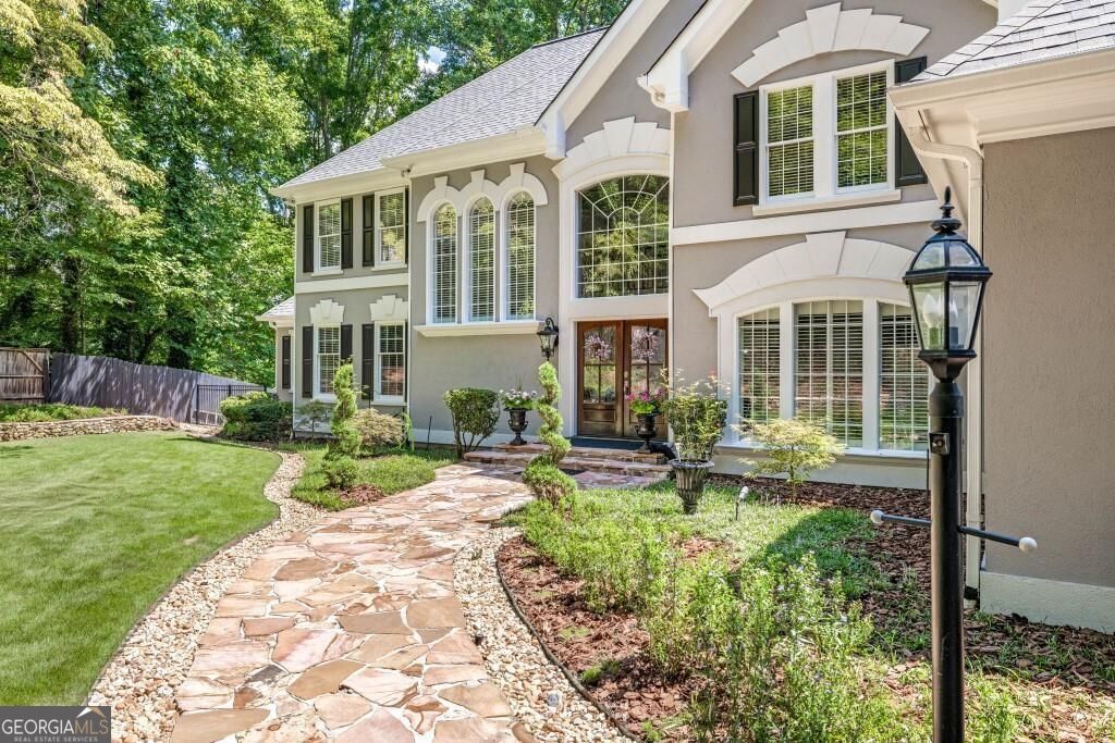 435 Robertson RD