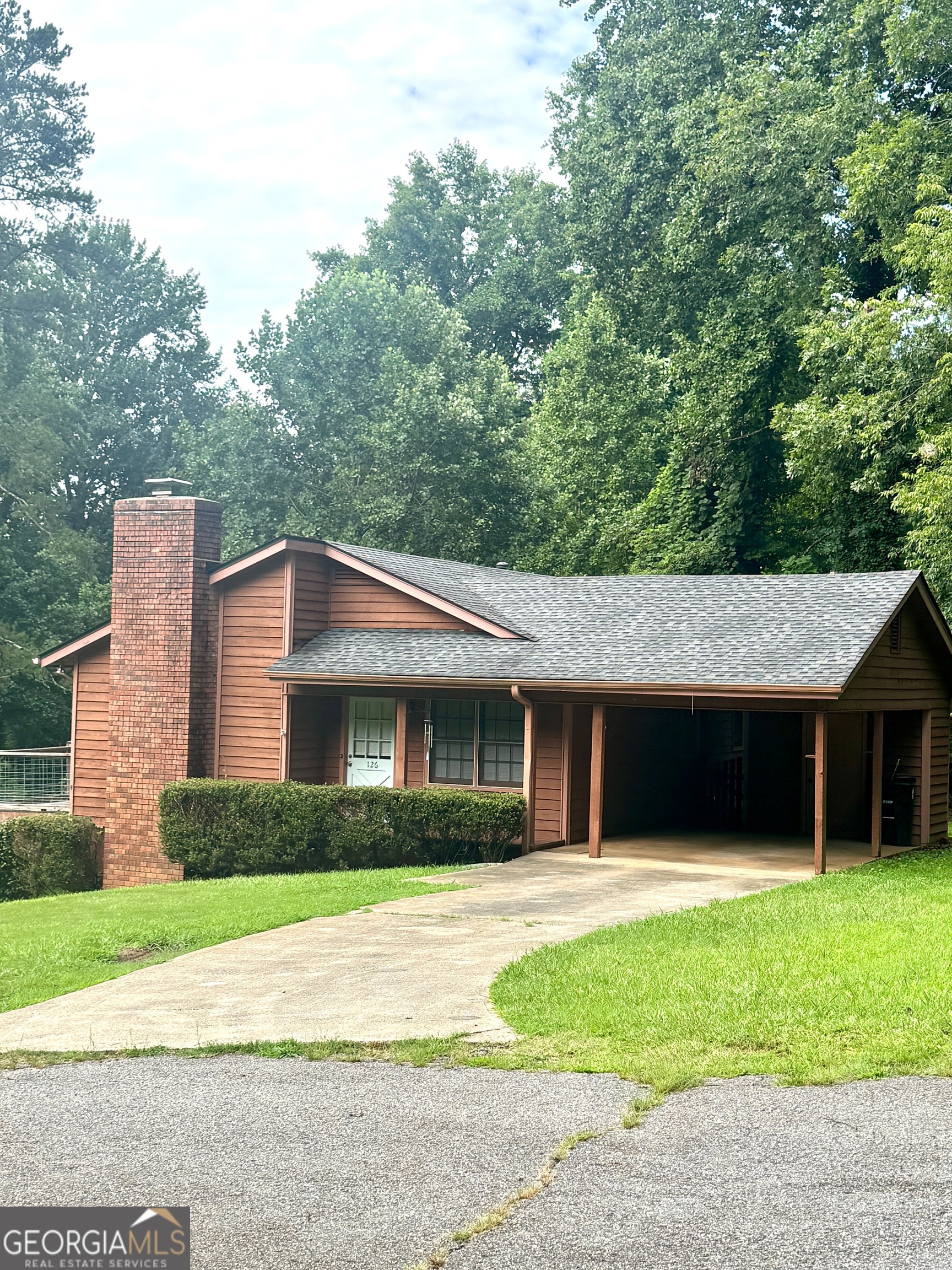 Now available for rent: Charming 3 bedroom, 2 bathroom perfectly located near UNG and 400, and just minutes from Downtown Dahlonega. Schedule a viewing today!