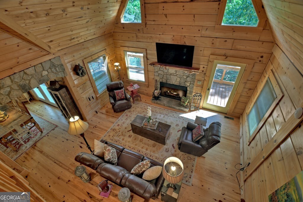 18 Mallard LN