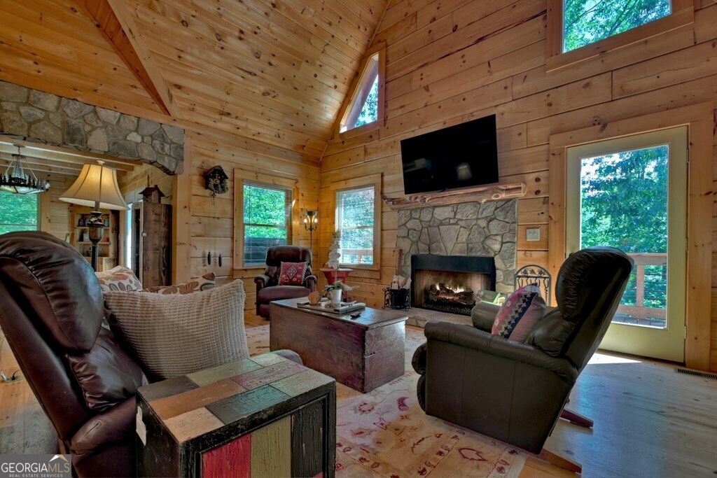 18 Mallard LN