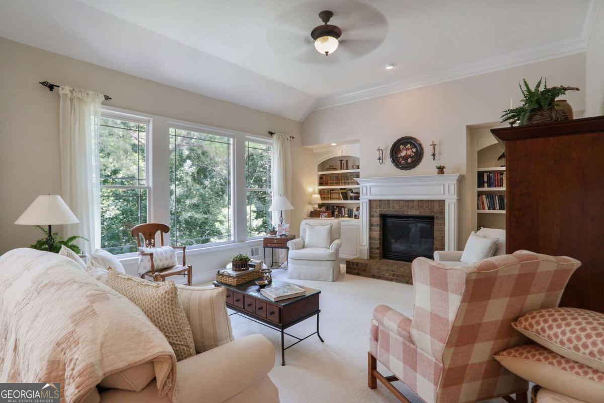 126 Woodbury LN