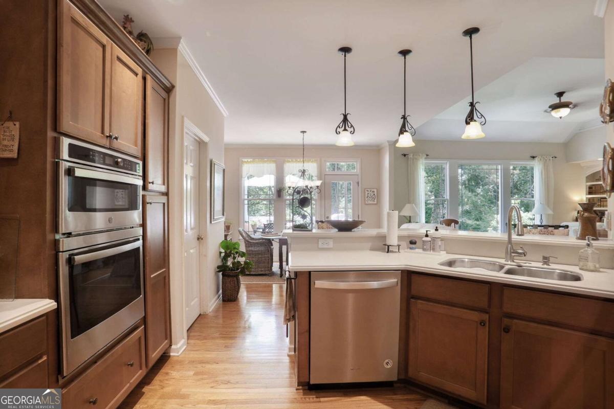 126 Woodbury LN