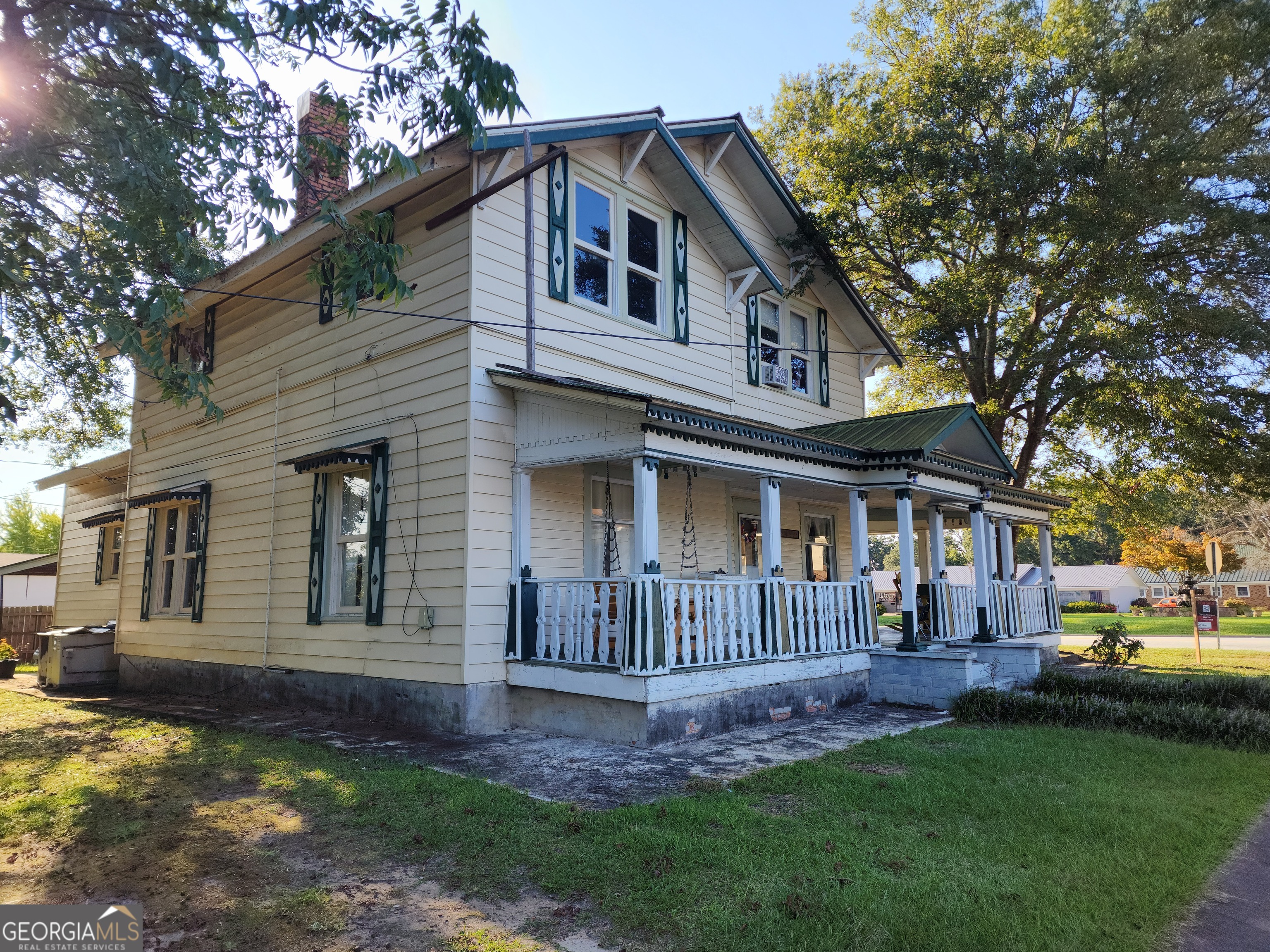 The versatility of a home, business, or both! Do the necessary due diligence to see the best use for this 3,568 sq ft property! This pretty 1912 home is in the heart of Lavonia, GA. There is so much space that aside from the dining, living, and social area, there are 2 flex rooms plus a bonus room! There's a wide balcony that faces two streets. Visiting local businesses is easy with a coffee shop, an ice cream shop, a pizzeria, tanning and spa, a store for pets, hardware stores and many boutiques and restaurants just blocks away! When it's time for the festivals you can easily join all the fun! The local businesses are very active in the community. It is such a nice and supportive town, the Lavonia PD is exceptional, it is definitely a great town to call HOME!! This property could use your TLC and become what your vision would like it to be!