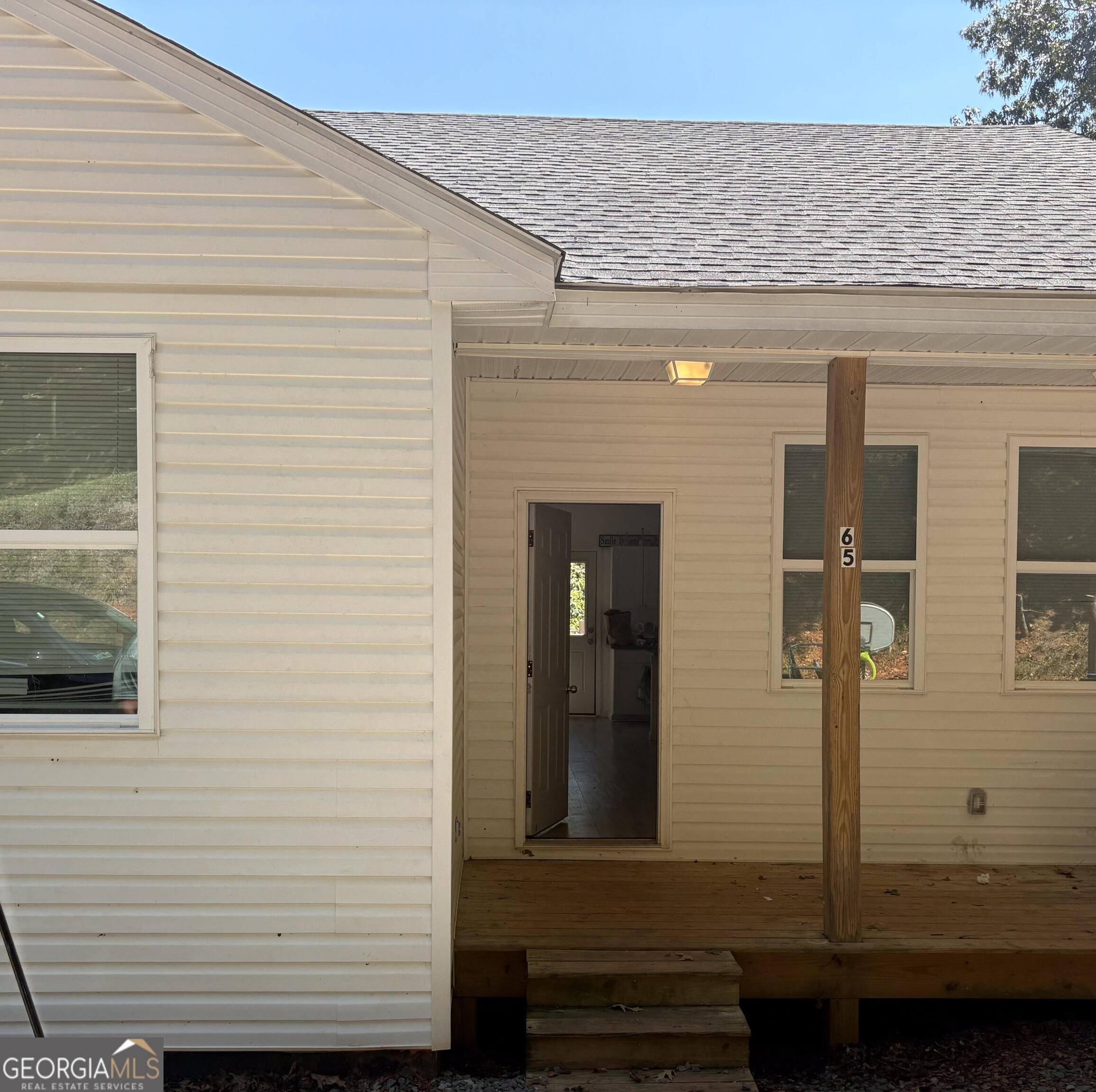 Charming 3BR/2BA townhouse with approx. 1,230 sq ft on a 0.43-acre lot in Ellijay. Features open floor plan, tile flooring, central heat/air, in-unit laundry, and off-street parking. Convenient to downtown shops and dining.