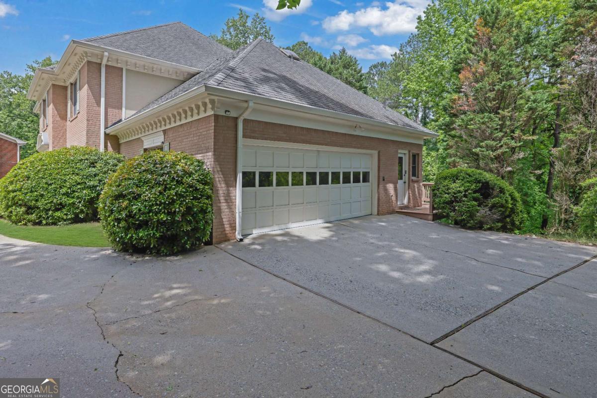 2795 Hawthorne DR