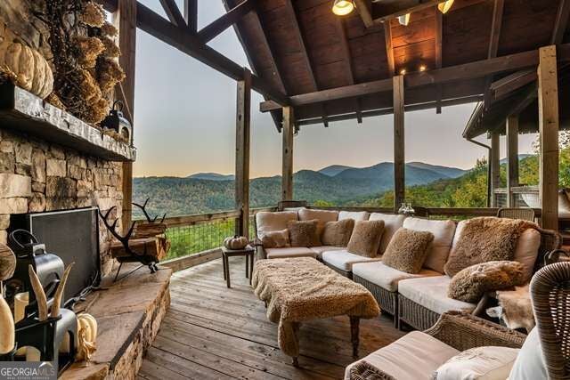 888 Wolf Creek LN