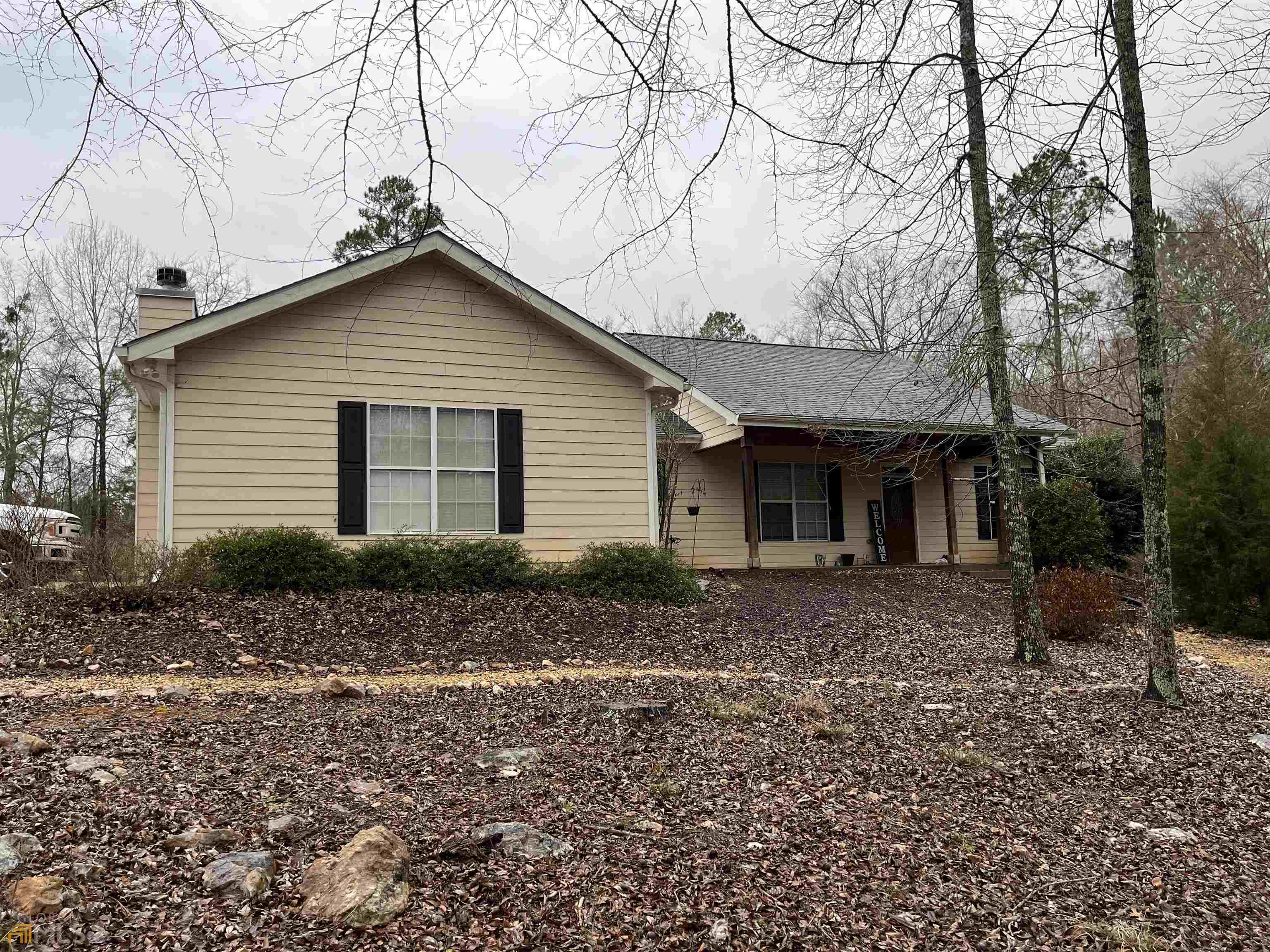 Split floor plan ranch style home. Home features eat in kitchen, 4 beds/2.5 bathrooms, and an enclosed garage that makes a great hang out space. There are 2 outdoor seating areas. A front porch and a screened porch.
