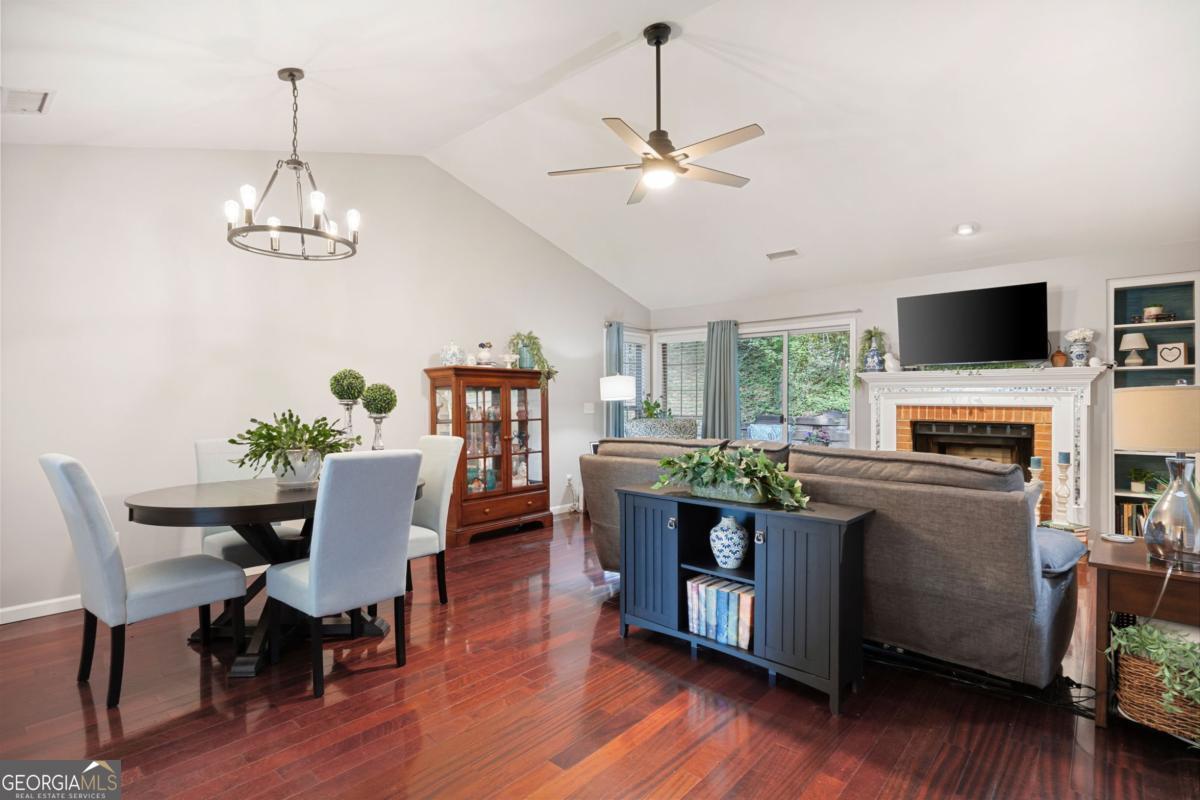 1907 Ivy Glen DR SE