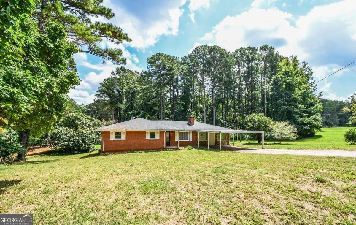 4 bed/3 bath in Carrollton in need of TLC! HUGE screened in porch! Massive detached storage building and shed! Handyman, investor special! This property would make a great home, rental or investment property. Bring your contractor for a fix and flip! Sold as-is. Cash, conventional or hard money only.