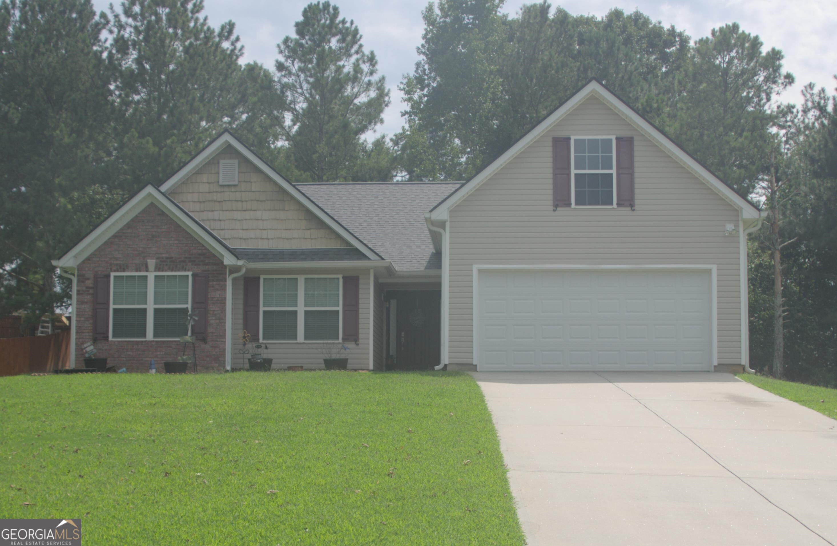 Great location near Winder. Ranch home with finished bonus room. Great room with vaulted ceiling and fireplace, separate dining room, eat in kitchen. Three bedrooms and two full baths. Double Garage, covered porch.