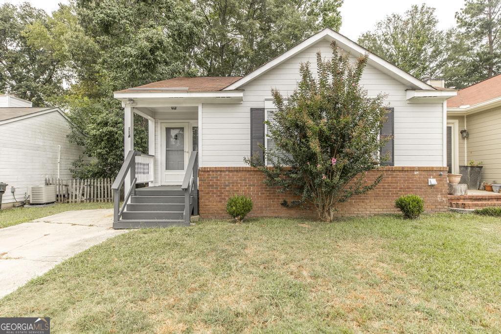 Adorable & move-in ready in super convenient North Macon location! Single level with a great layout featuring a split bedroom plan, spacious living area with vaulted ceilings and fireplace, open kitchen, large laundry room, and no carpeting! Fantastic home for a first time home buyer, investor, or someone looking to downsize! At this price, you better hurry!