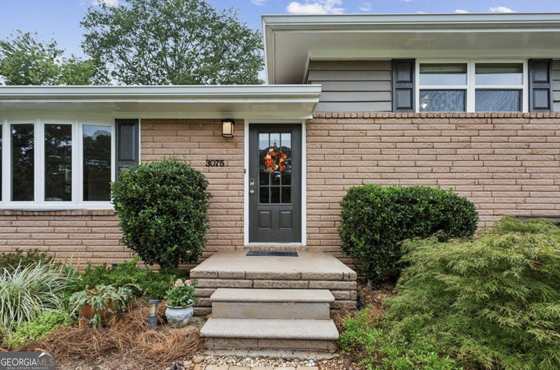 3075 Vandiver DR