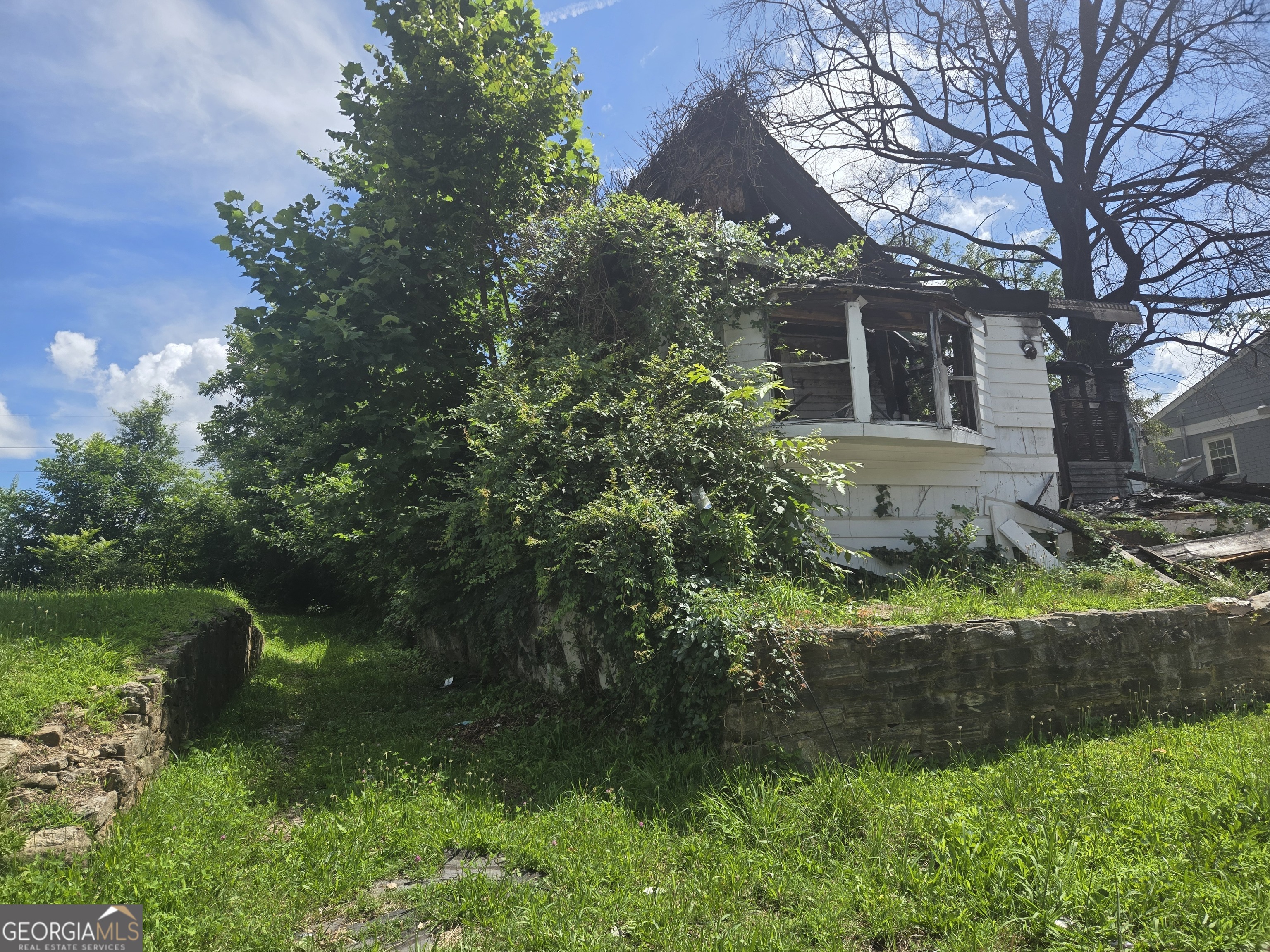 Centrally Located Lot that is 2 minutes West of Downtown, 1 mintue to Mercedes Benz Stadium, and in the center of all kinds of new Developments...Lot is positioned whereas you can see the Atlanta Downtown skyline in vivid color, at night...I call this lot the "Traffic Beater", especially if you commute to Downtown. House can potentially be built upwards to accommodate and appreciate the scenic views of Atlanta. SERIOUS OFFFERS ONLY, PLEASE!!!
