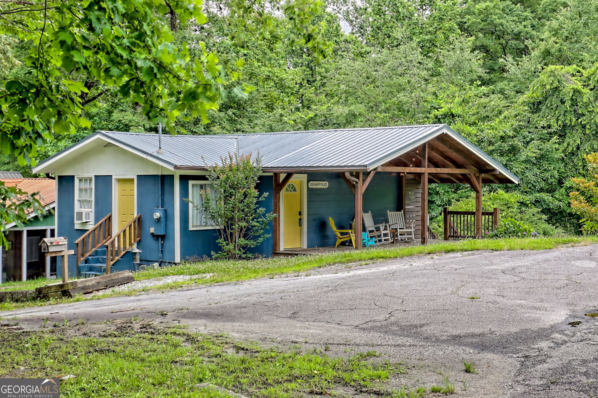 Charming weekend getaway just steps from Anchorage Marina on Timpson Cove at Lake Burton! This single-level home features two bedrooms, a warm living room, spacious eat-in kitchen, a full bath, and a unique catio porch. Unwind on the inviting front porch, complete with party lights, at the gateway to this exclusive lake community. Stroll to boat rentals, restaurants, and a grocery store. Perfect as a personal escape or a lucrative rental investment!
